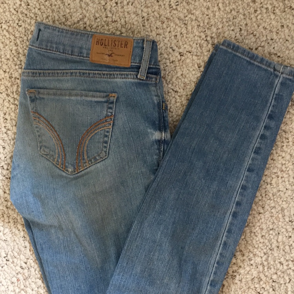 Light-wash Hollister skinny jeans. Size 1R